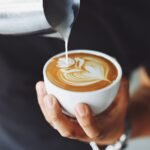 Ce este un Barista? Descoperă Arta și Știința Cafelei Perfecte