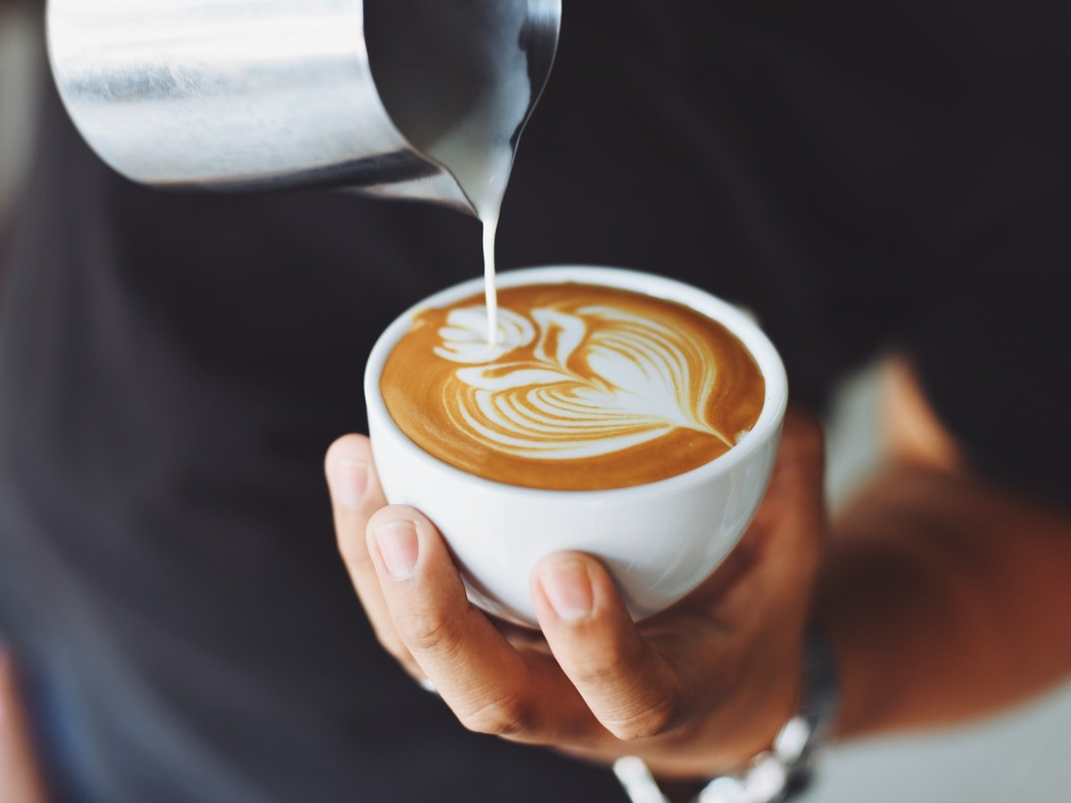 Read more about the article Ce este un Barista? Descoperă Arta și Știința Cafelei Perfecte